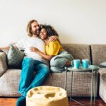 Glückliches Paar auf einem Ecksofa