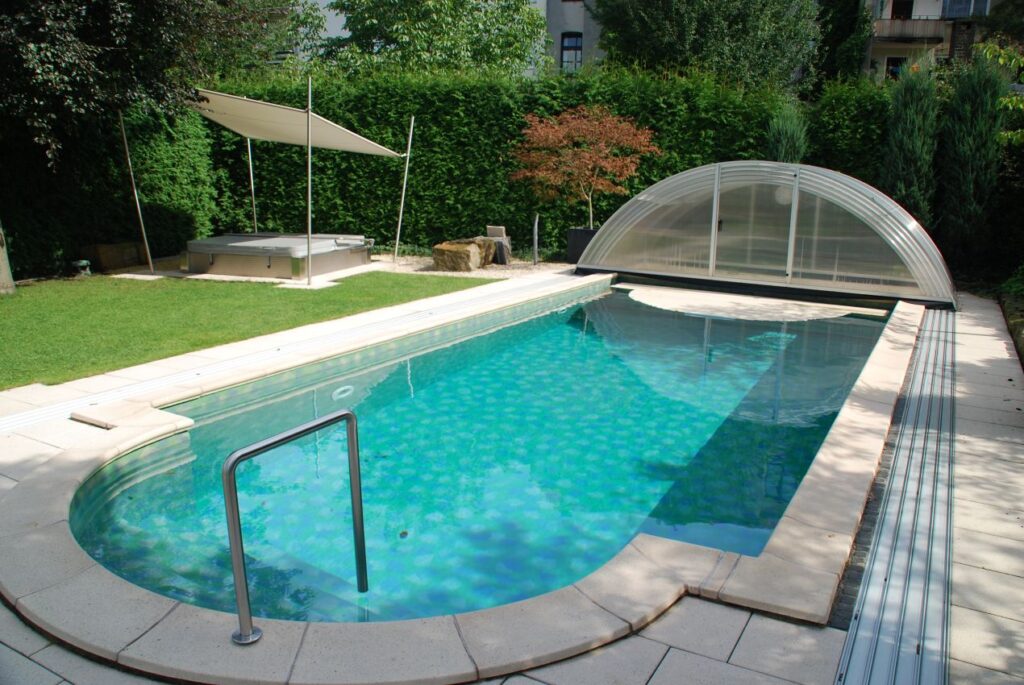 Gartenpool mit transparenter Poolüberdachung, die Sicherheit, Wetterschutz und längere Nutzung ermöglicht