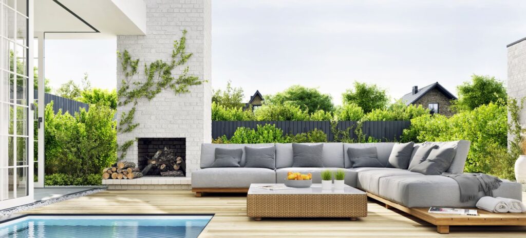 Helle Terrasse mit Lounge-Sofa und integriertem Pool samt Poolüberdachung für mehr Komfort und Schutz