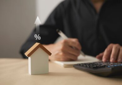 Symbolische Darstellung der Kostenberechnung für eine Poolüberdachung mit Hausmodell und Taschenrechner
