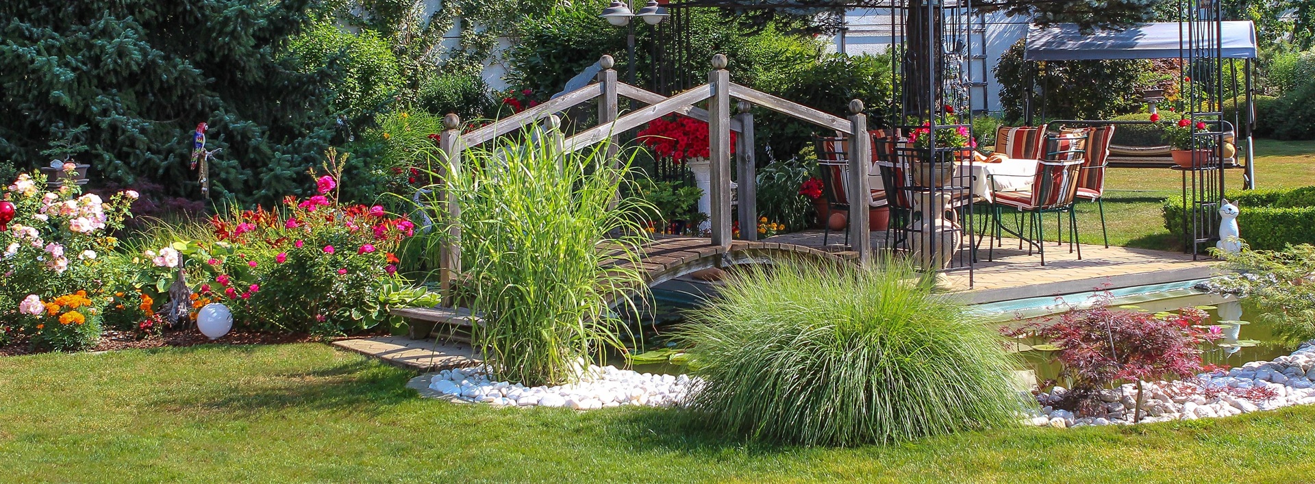 Blühender Garten mit Teich und Brücke | Poolüberdachung