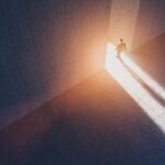 Mann geht durch Tür in hell erleuchteten Raum | Palworld Server