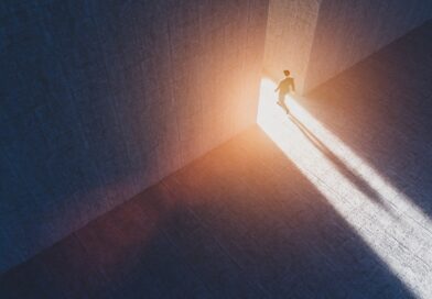 Mann geht durch Tür in hell erleuchteten Raum | Palworld Server