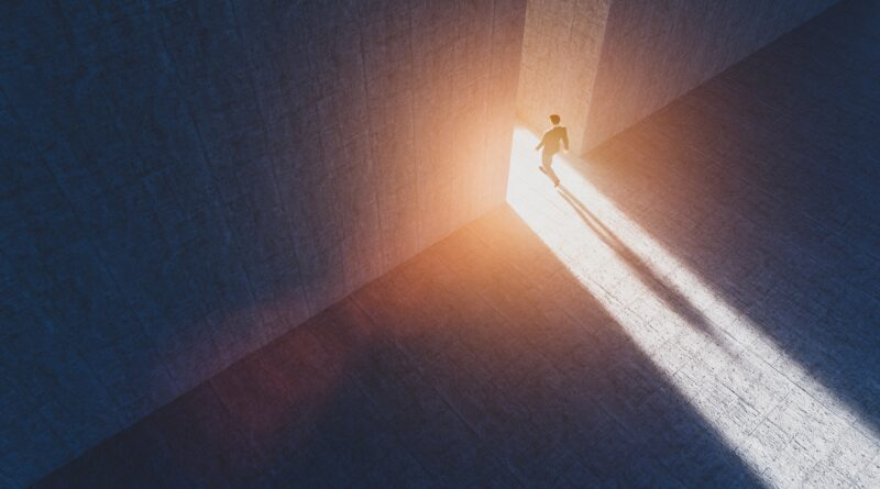 Mann geht durch Tür in hell erleuchteten Raum | Palworld Server