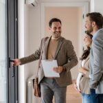 Makler zeigt einem Paar eine Wohnung | Sitzlift