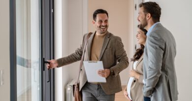 Makler zeigt einem Paar eine Wohnung | Sitzlift