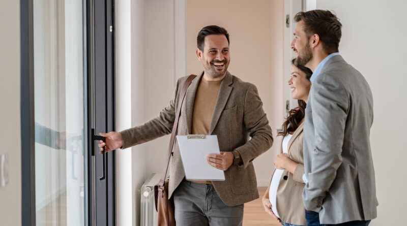 Makler zeigt einem Paar eine Wohnung | Sitzlift