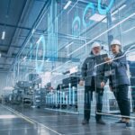 Ingenieure in einer smarten Fabrik analysieren virtuelle Datenanzeigen und moderne Drucksensor Technologie